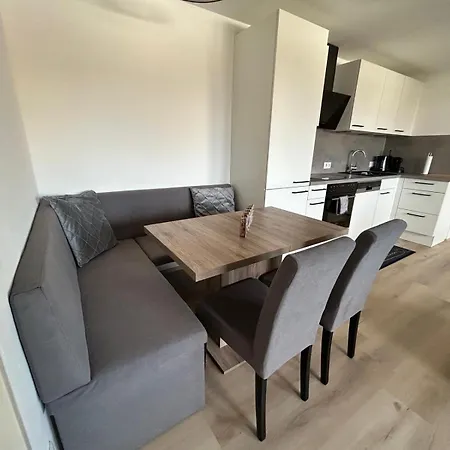 דירה Karawankenblick Im Herzen Von Mit Privatgarage וילאך
